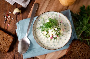 Soğuk Okroshka Çorbası Yumurta, Sebze, Et, Bitki ve Kefir Bir Ahşap Kırsalda, Yaz Çorbası