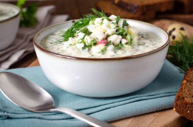 Soğuk Okroshka Çorbası Yumurta, Sebze, Et, Bitki ve Kefir Bir Ahşap Kırsalda, Yaz Çorbası