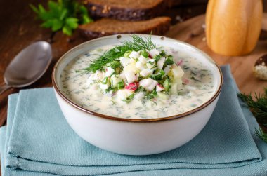 Soğuk Okroshka Çorbası Yumurta, Sebze, Et, Bitki ve Kefir Bir Ahşap Kırsalda, Yaz Çorbası