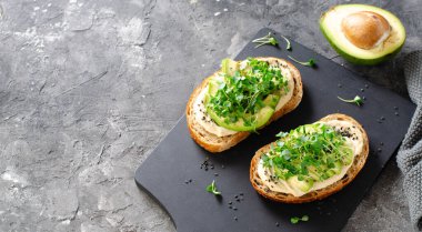 Avokado Humus tostu, sağlıklı atıştırmalık, vejetaryen kahvaltısı, vejetaryen yemeği.