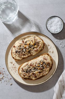 Kırsal Ekmekli Humus Tostu, Vejetaryen Atıştırması ya da Parlak Gri Arkaplanda Kahvaltı