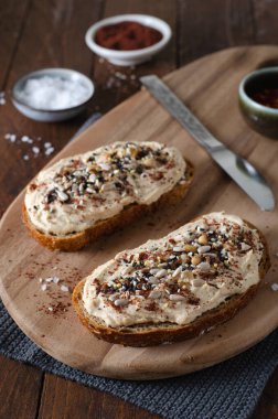 Rustik Ekmekli Humus Tostu, Vejetaryen Atıştırması ya da Kırsal Ahşap Arkaplanda Kahvaltı