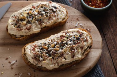 Rustik Ekmekli Humus Tostu, Vejetaryen Atıştırması ya da Kırsal Ahşap Arkaplanda Kahvaltı