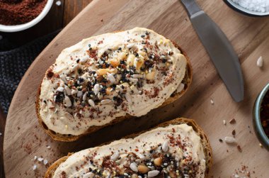 Rustik Ekmekli Humus Tostu, Vejetaryen Atıştırması ya da Kırsal Ahşap Arkaplanda Kahvaltı