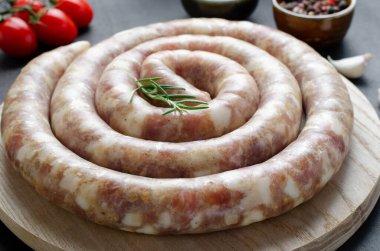 Geleneksel Çiğ Spiral Sosisler, Karanlık Arkaplanda Baharatlarla Etli Yuvarlak Sosisler
