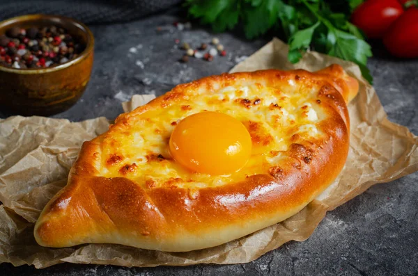 Ajarian Khachapuri Γεμάτη Τυρί Και Ολοκληρώνεται Κρόκο Αυγού Παραδοσιακή Γεωργιανή — Φωτογραφία Αρχείου