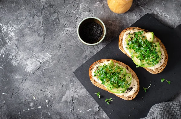 Avokado Humus tostu, sağlıklı atıştırmalık, vejetaryen kahvaltısı, vejetaryen yemeği.