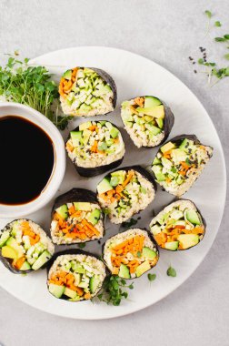 Taze sebzeli vejetaryen suşi dürümü ve Quinoa, Parlak Arkaplanda Lezzetli Vejetaryen Yemeği