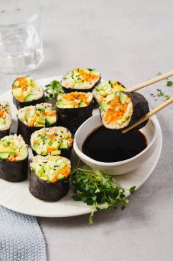 Taze sebzeli vejetaryen suşi dürümü ve Quinoa, Parlak Arkaplanda Lezzetli Vejetaryen Yemeği