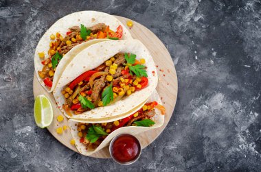 Meksika tacoları, sığır eti ve sebzeler, Takos al Pastor ve Koyu Kırsal Arka plan