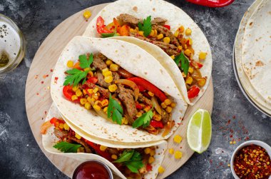 Meksika tacoları, sığır eti ve sebzeler, Takos al Pastor ve Koyu Kırsal Arka plan