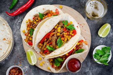 Meksika tacoları, sığır eti ve sebzeler, Takos al Pastor ve Koyu Kırsal Arka plan