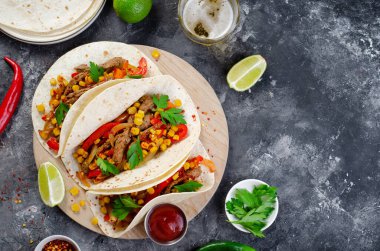 Meksika tacoları, sığır eti ve sebzeler, Takos al Pastor ve Koyu Kırsal Arka plan