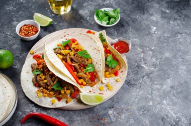 Meksika tacoları, sığır eti ve sebzeler, Takos al Pastor ve Koyu Kırsal Arka plan