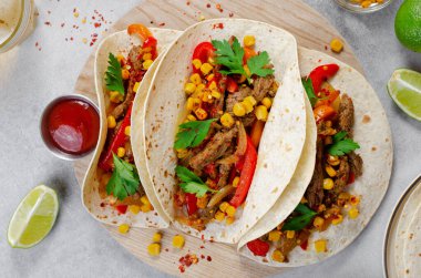 Biftek ve sebzeli Meksika Tacoları, Gri Beton Arkaplanda Tacos al Pastor