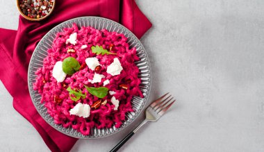 Pancar soslu makarna, vejetaryen pancar püresi, pembe pesto, lezzetli yemek.