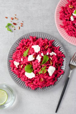 Pancar soslu makarna, vejetaryen pancar püresi, pembe pesto, lezzetli yemek.