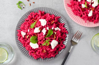 Pancar soslu makarna, vejetaryen pancar püresi, pembe pesto, lezzetli yemek.