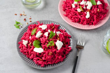 Pancar soslu makarna, vejetaryen pancar püresi, pembe pesto, lezzetli yemek.