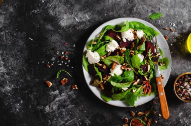 Taze pancar salatası, Feta peyniri ve fındık, vejetaryen yemeği.