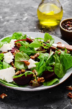 Taze pancar salatası, Feta peyniri ve fındık, vejetaryen yemeği.