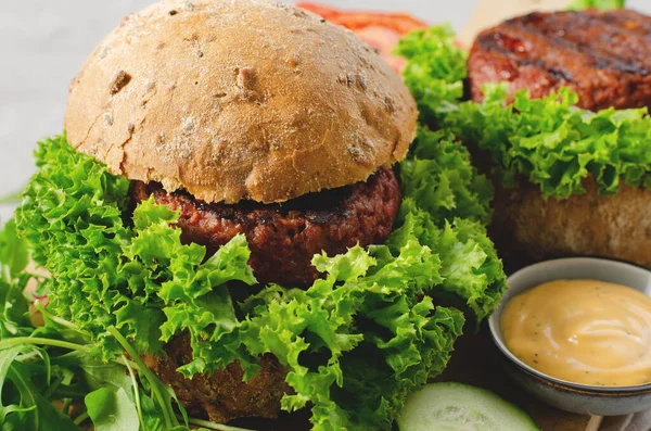 野菜やソースとおいしいバーガー 明るい背景に植物ベースの肉なしバーガー — ストック写真