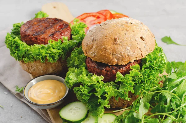 野菜やソースとおいしいバーガー 明るい背景に植物ベースの肉なしバーガー — ストック写真