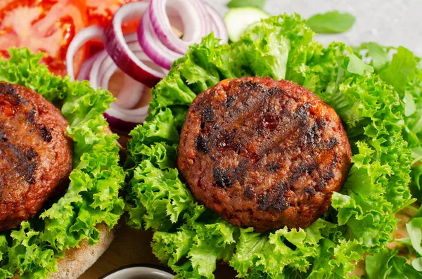Nygrillade Burger Patties Växtbaserade Meatless Burgers Med Färska Sallad Och — Stockfoto