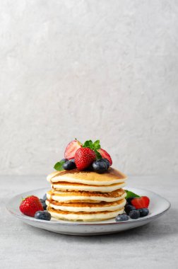 Taze meyveli krep ve akçaağaç şurubu, Parlak Arkaplanda Lezzetli Kahvaltı