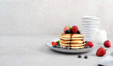 Taze meyveli krep ve akçaağaç şurubu, Parlak Arkaplanda Lezzetli Kahvaltı