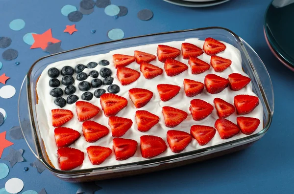 Amerikan Bayrak Pastası Temmuz Bağımsızlık Konsepti Taze Böğürtlenli Vatansever Kek — Stok fotoğraf