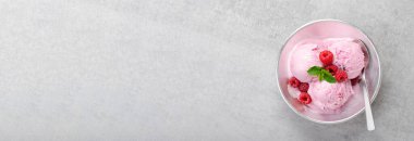 Lezzetli ahududu dondurması kasede, Yaz Tatlısı Parlak Arkaplanda