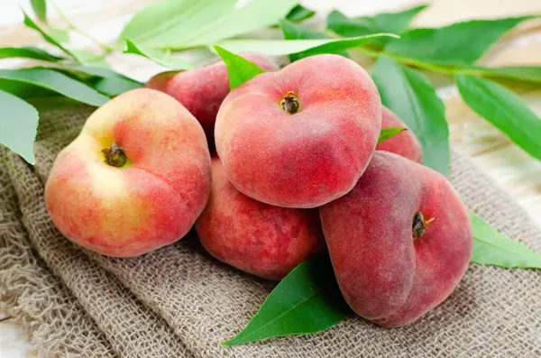 Fresh Flat Peaches Chinese Saturn Donut Peaches Leaves Bright Background — Stock Photo, Image