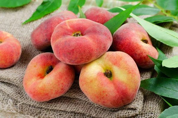 Fresh Flat Peaches Chinese Saturn Donut Peaches Leaves Bright Background — Stock Photo, Image