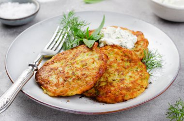 Ot ve krem peynirli kabaklı börek, lezzetli sebzeli krep, vejetaryen yemeği.