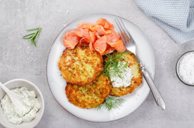Tuzlu somonlu kabaklı börek, bitkisel otlar ve krem peynirli krep, somonlu lezzetli sebzeli krep ve bir tabak somon.