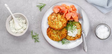 Tuzlu somonlu kabaklı börek, bitkisel otlar ve krem peynirli krep, somonlu lezzetli sebzeli krep ve bir tabak somon.