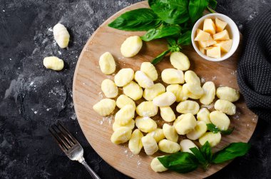 Gnocchi, Taze Pişmemiş Patates Gnocchi Tahta üzerinde, İtalyan Yemeği
