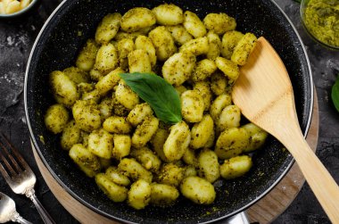 Pesto soslu Gnocchi, Basil Pesto soslu Patates Gnocchi, Karanlık Arkaplanda Lezzetli İtalyan Yemeği