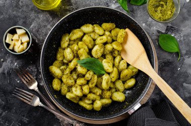 Pesto soslu Gnocchi, Basil Pesto soslu Patates Gnocchi, Karanlık Arkaplanda Lezzetli İtalyan Yemeği