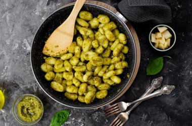Pesto soslu Gnocchi, Basil Pesto soslu Patates Gnocchi, Karanlık Arkaplanda Lezzetli İtalyan Yemeği