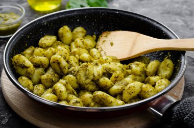 Pesto soslu Gnocchi, Basil Pesto soslu Patates Gnocchi, Karanlık Arkaplanda Lezzetli İtalyan Yemeği