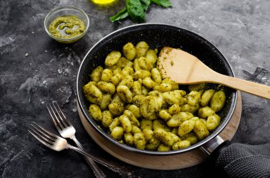 Pesto soslu Gnocchi, Basil Pesto soslu Patates Gnocchi, Karanlık Arkaplanda Lezzetli İtalyan Yemeği