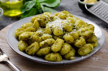 Pesto soslu Gnocchi, Basil Pesto soslu Patates Gnocchi, Karanlık Arkaplanda Lezzetli İtalyan Yemeği