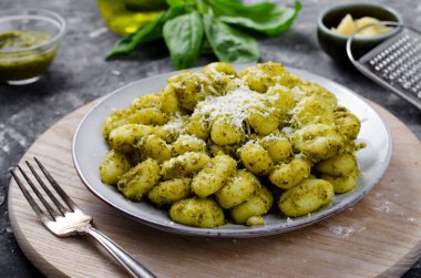 Pesto soslu Gnocchi, Basil Pesto soslu Patates Gnocchi, Karanlık Arkaplanda Lezzetli İtalyan Yemeği