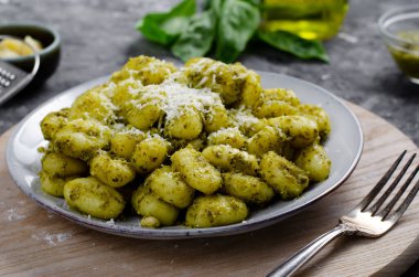 Pesto soslu Gnocchi, Basil Pesto soslu Patates Gnocchi, Karanlık Arkaplanda Lezzetli İtalyan Yemeği