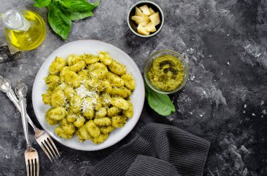 Pesto soslu Gnocchi, Basil Pesto soslu Patates Gnocchi, Karanlık Arkaplanda Lezzetli İtalyan Yemeği