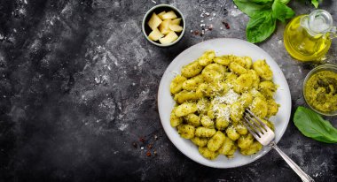 Pesto soslu Gnocchi, Basil Pesto soslu Patates Gnocchi, Karanlık Arkaplanda Lezzetli İtalyan Yemeği