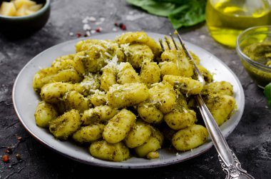 Pesto soslu Gnocchi, Basil Pesto soslu Patates Gnocchi, Karanlık Arkaplanda Lezzetli İtalyan Yemeği