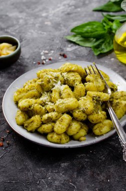 Pesto soslu Gnocchi, Basil Pesto soslu Patates Gnocchi, Karanlık Arkaplanda Lezzetli İtalyan Yemeği